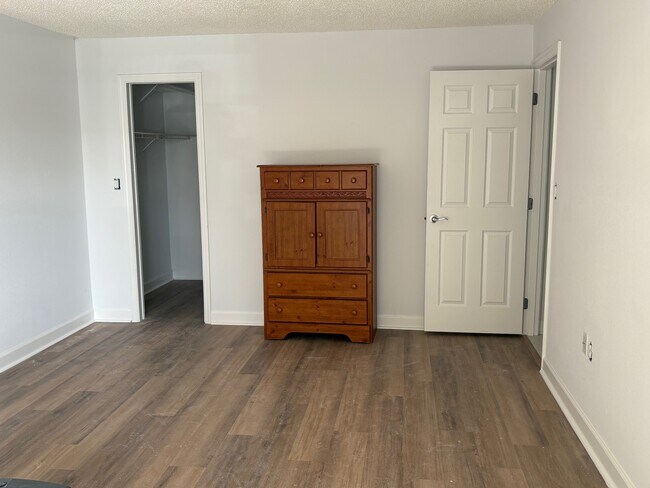 Building Photo - 4550 Cove Cir