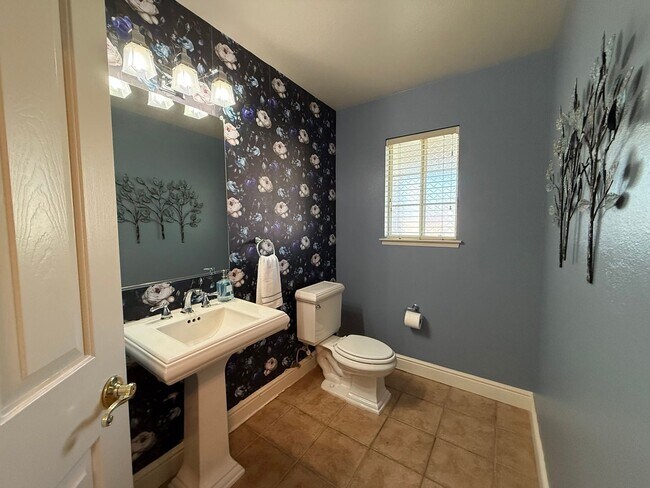 Building Photo - Nicely updated 4-bedroom in Oakdale!