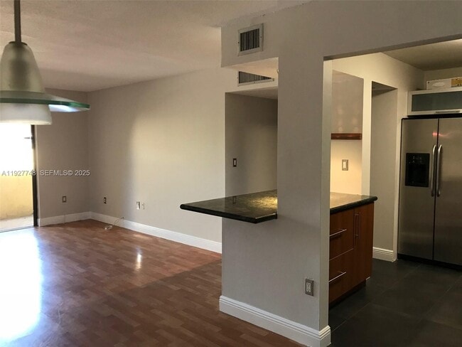 Building Photo - 10431 N Kendall Dr