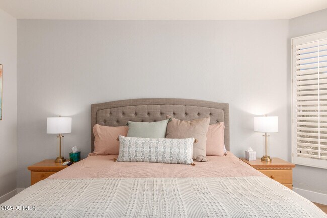 Building Photo - 3725 E Meadowview Dr