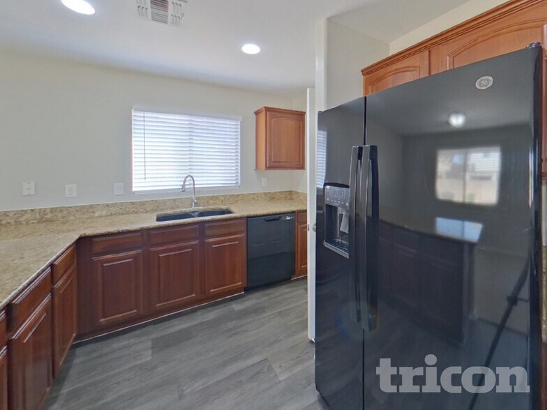 Building Photo - 43386 W Arizona Ave