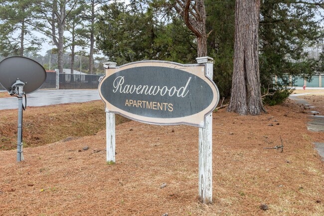 Building Photo - Welcome to Ravenwood Drive!