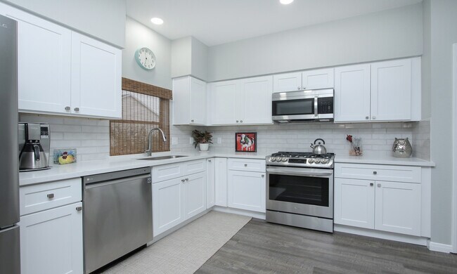 Building Photo - 131 Pine Rd