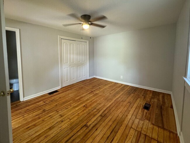 Building Photo - 1 Bedroom with water and electric included close to downtown Morganton!