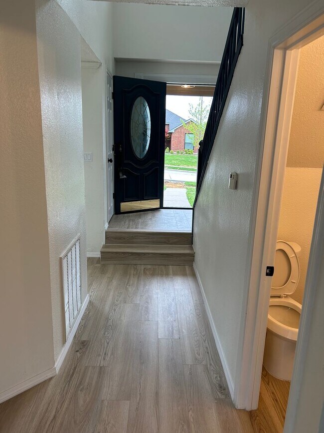 Building Photo - 1131 Holly Dr