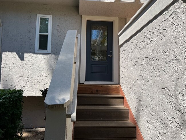 Building Photo - Spacious Townhome in Swallows Nest Country Club