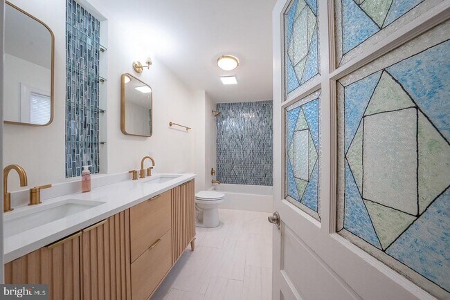 Building Photo - 717 Miller St