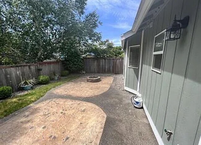 Building Photo - Great Neighborhood 3bd/ 2.5 Avail. Nov. 28th