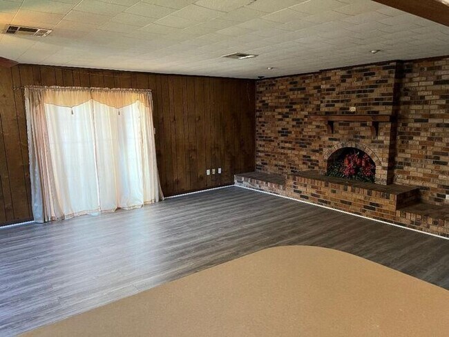 Building Photo - **Very nice brick house with garage**