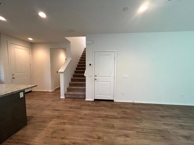 Building Photo - 295 Fuerte Dr