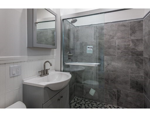 Building Photo - 33 Putnam Ave