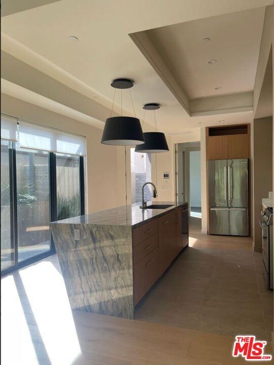 Building Photo - 1542 N Hoover St