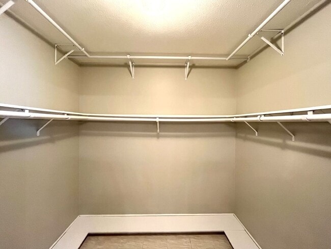 Building Photo - 4 bed, 3 bath located in Anaheim!