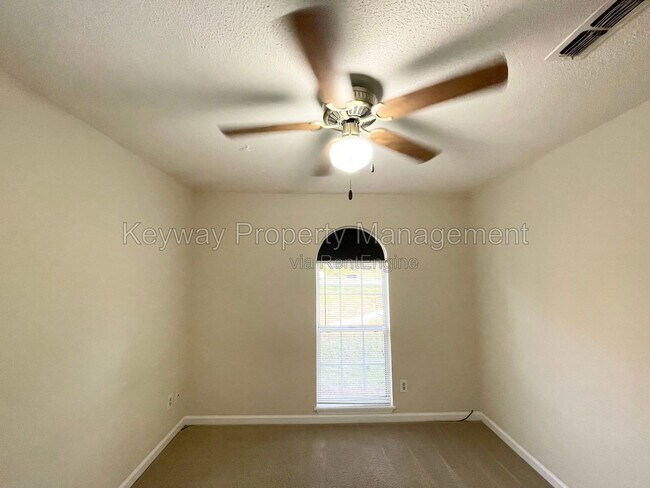 Building Photo - 642 Clinton Way W