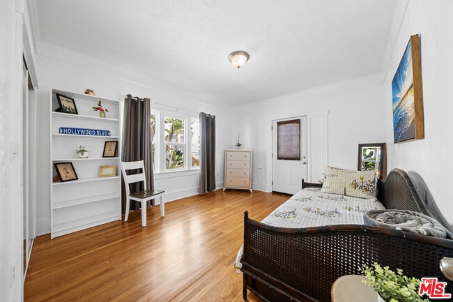 Building Photo - 2005 Beachwood Dr