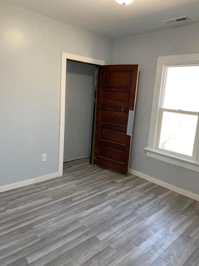 Building Photo - 507 S Evans Ave