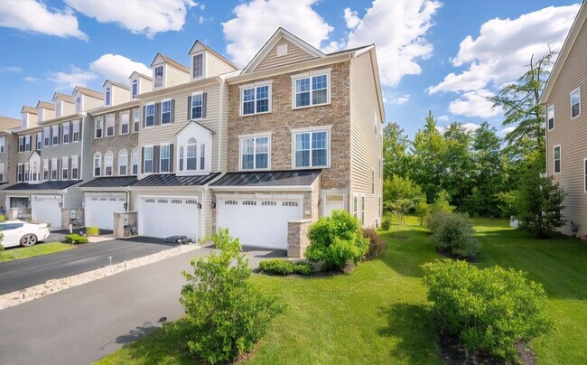 Building Photo - Spacious End-Unit Townhome for Rent in Mer...