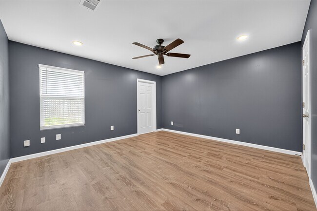 Building Photo - 10106 Shadow Pine Dr