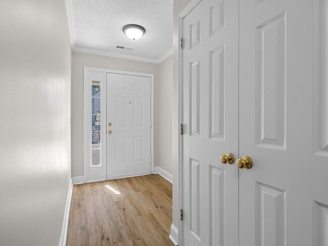 Building Photo - Charming 2 BR, 2.5 BA, One Story End Unit ...