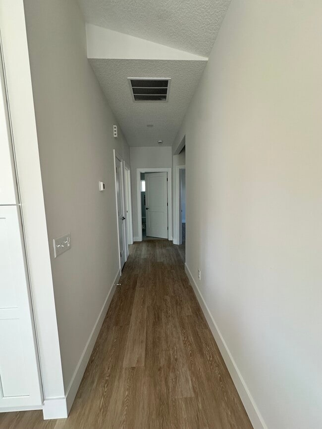 Building Photo - 1A A St