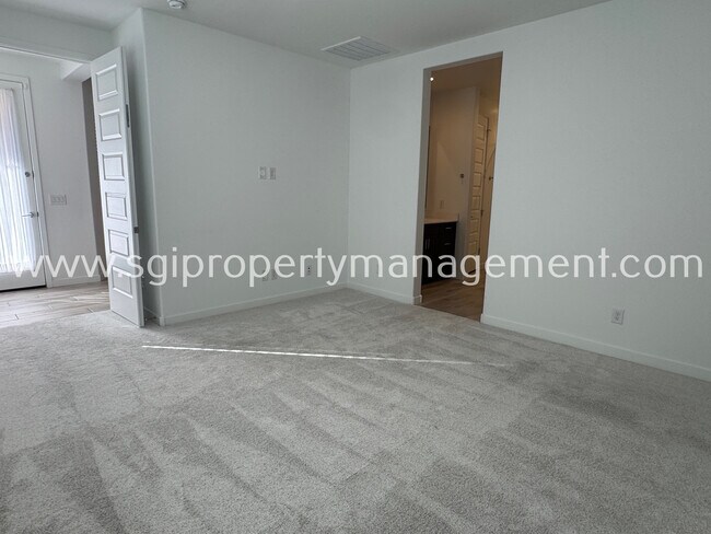 Building Photo - 16949 W Evergreen Rd