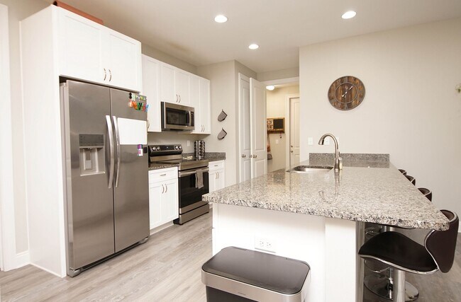 Building Photo - Newer Home in Valparaiso