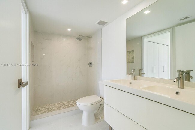 Building Photo - 7601 E Treasure Dr