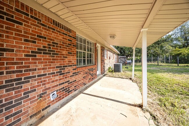 Building Photo - Move in ready 3 Bed 2 Bath Home in East Central School District!