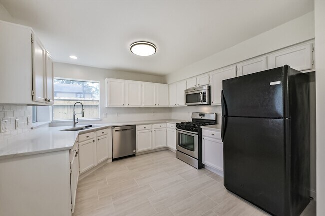 Building Photo - 9202 Bayou Bluff Dr