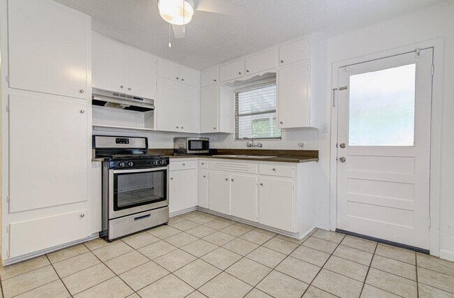 Building Photo - 1711 Brentwood St