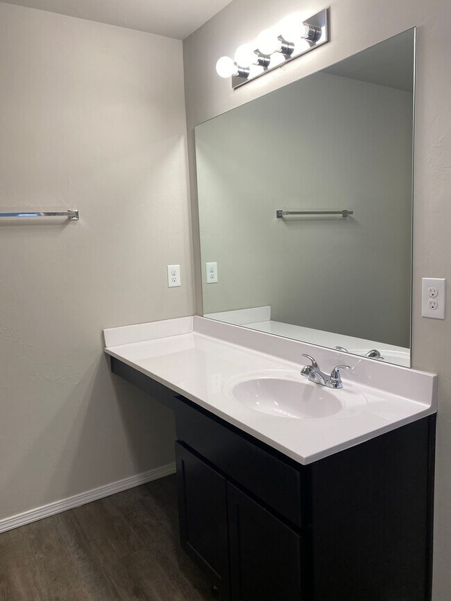 Building Photo - Wonderful 3 bed 2 bath in SW OKC