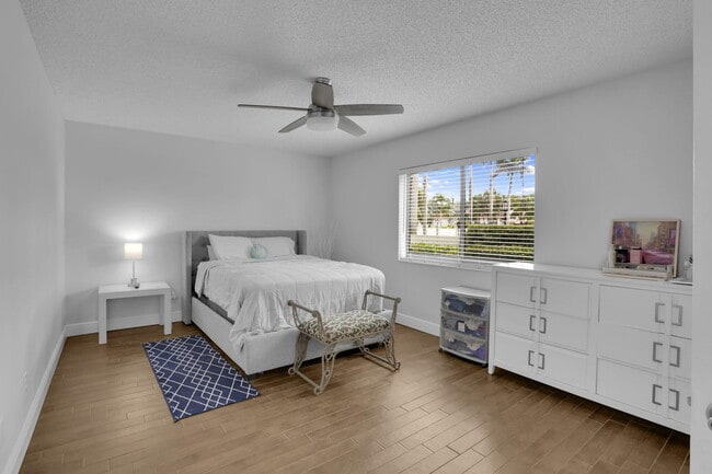 Building Photo - 100 Pelican Pointe Dr