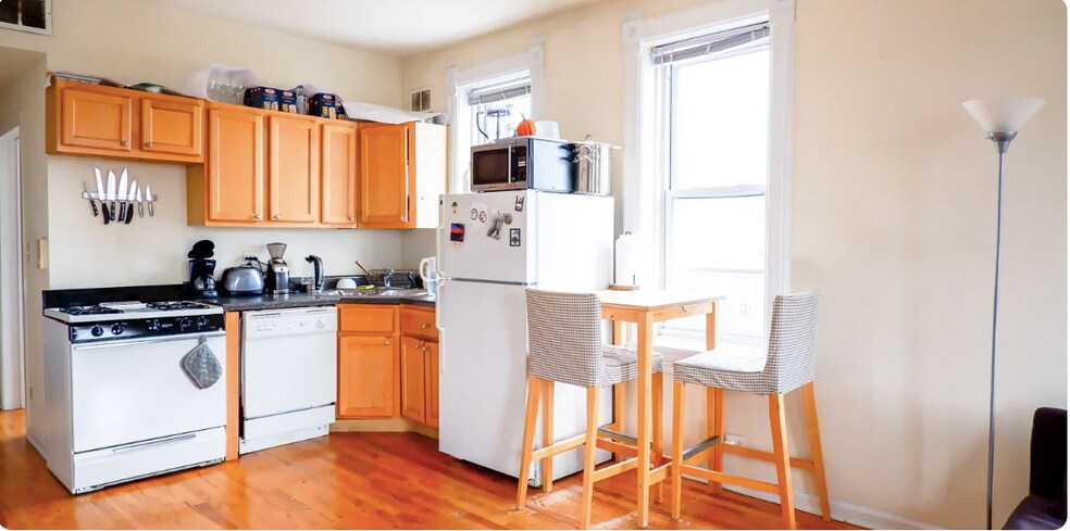 Primary Photo - 2025 N Damen Ave