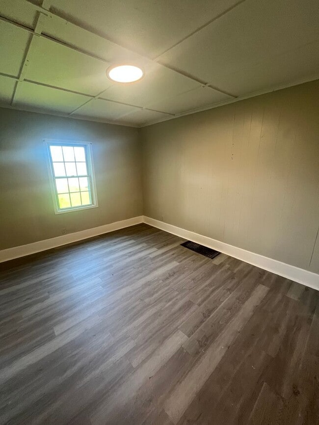 Building Photo - Section 8 Accepted, 3-bedroom home, perfec...
