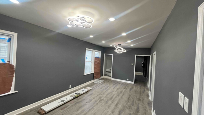 Building Photo - 8428 S Rhodes Ave