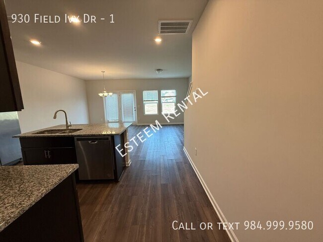 Building Photo - 930 Field Ivy Dr