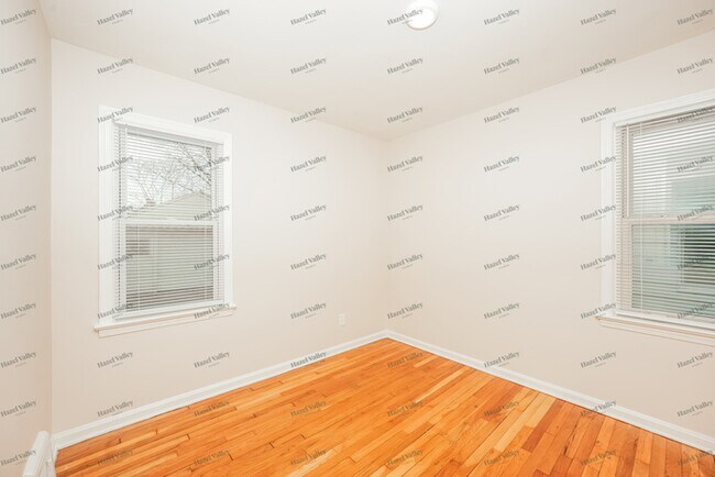 Building Photo - 944 E 220th St