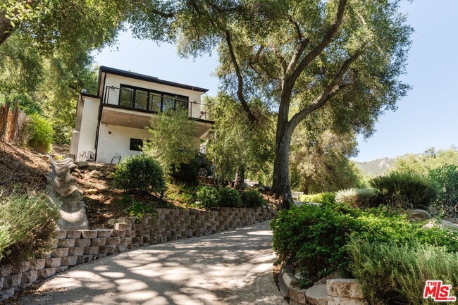 Building Photo - 1149 Old Topanga Canyon Rd