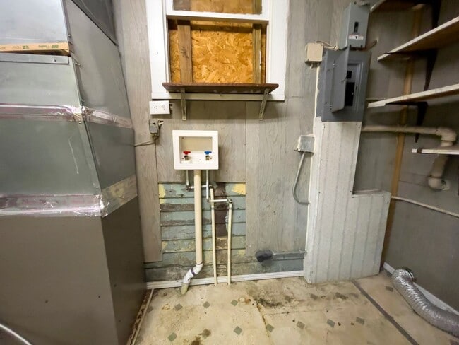 Building Photo - Fall into this cozy 3-Bedroom Home with a fenced in yard & detached garage!