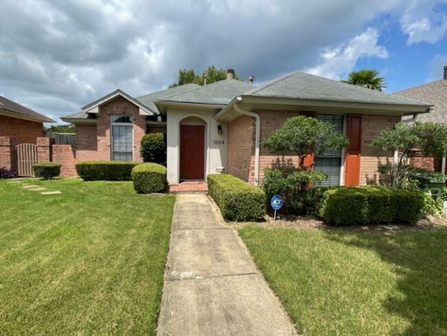 Building Photo - 1604 Queen Elizabeth Ct