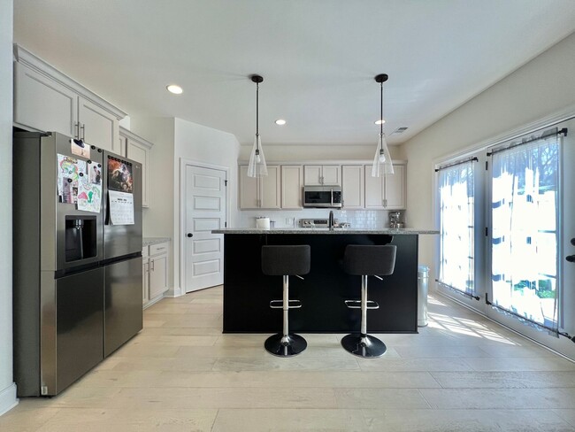 Building Photo - 3 Bed, 2.5 Bath Townhome w/ 1 Car Garage