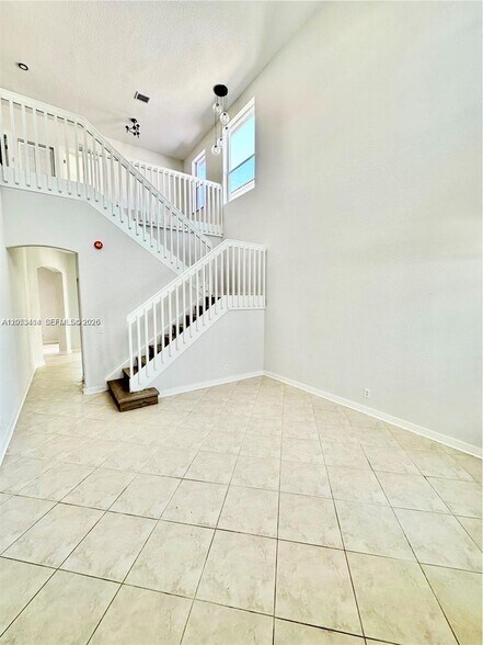 Building Photo - 4946 SW 38th Way