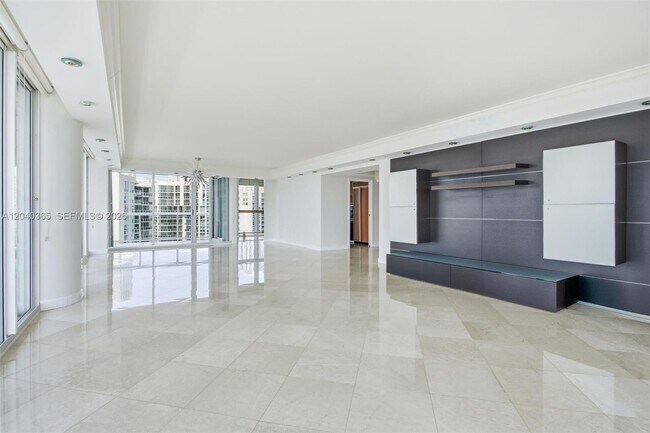 Building Photo - 16500 Collins Ave