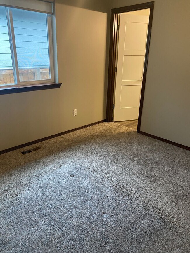 Building Photo - Newer 3 Bedroom/ 2 Bath Home