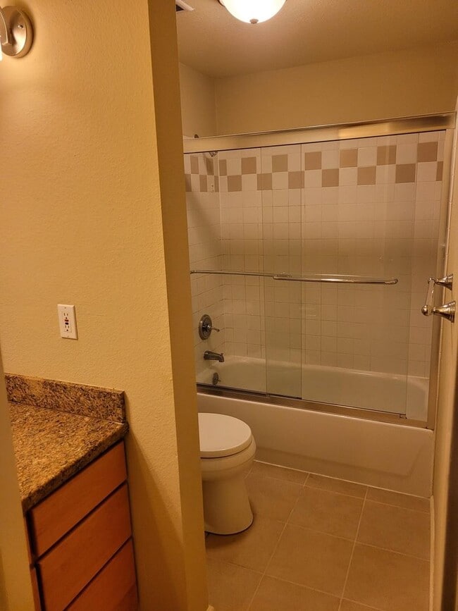 Building Photo - 2 Bed 1 Bath Condo Sunset Pointe