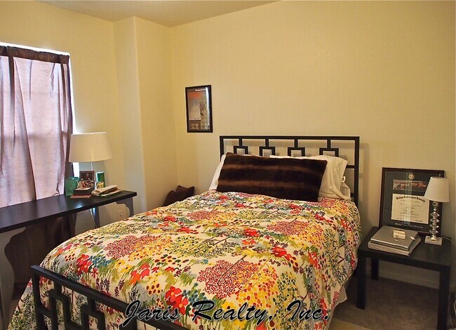 Building Photo - Fantastic Latigo Townhome Near Dining, Sho...