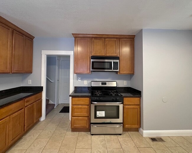 Building Photo - 2 Bed 1 Bath House in Oakland - Coming soo...