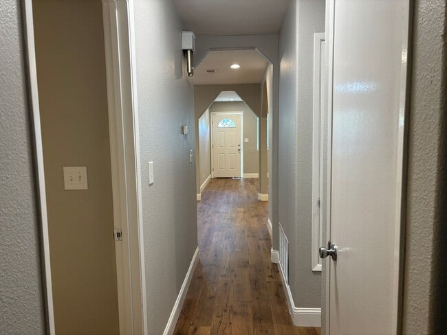 Building Photo - Terrific Brentwood location at the end of ...