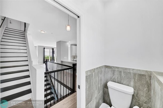 Building Photo - 2725 NE 8th Ave