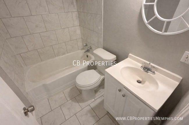 Building Photo - 2370 Larose Ave